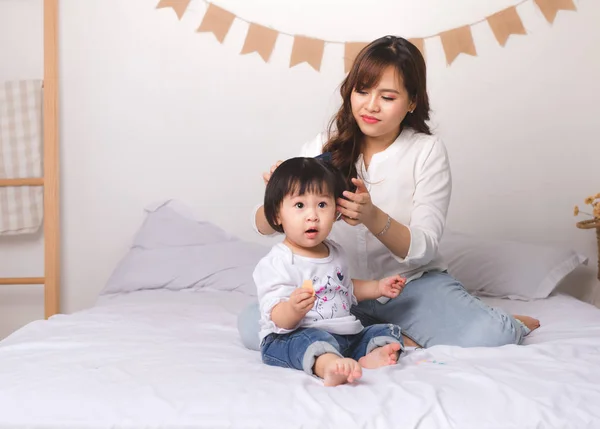 Feliz Família Amorosa Mãe Criança Menina Divertindo Fazendo Cabelo Vestido — Fotografia de Stock