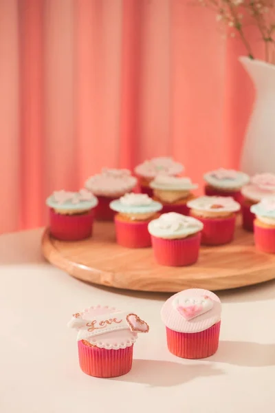 Valentine Zoete Liefde Cupcakes Houten Plank Tafel — Stockfoto