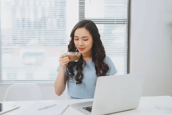 Asian Woman Working Office Drinking Coffee Smiling Desk — Stock Photo, Image