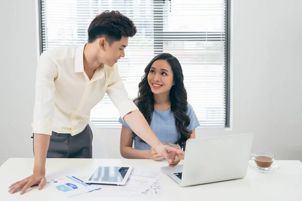 Mensen Uit Het Bedrijfsleven Werken Met Computer Doen Wat Papierwerk — Stockfoto