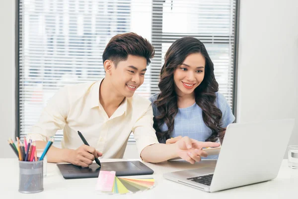 Twee Glimlachend Casual Ontwerpers Werken Met Laptop Zitten Aan Balie — Stockfoto
