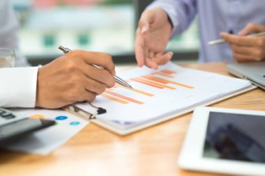 Bütçe sayıları, faturaları ve mali müşavir çalışma hesaplama iş adamı.