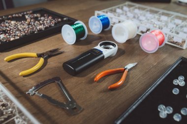 Takı yapma, renkli taş boncuklar için araçlar. Kuyumcu işyeri.