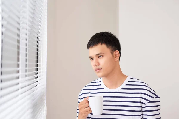 Joven Tomando Una Taza Café Mientras Mira Por Ventana Casa —  Fotos de Stock