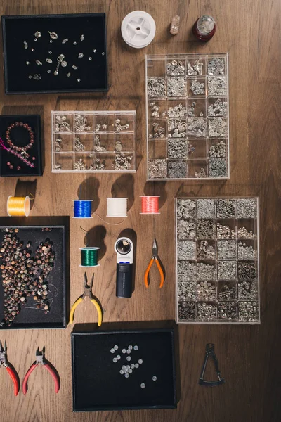 Mücevherat ve mucevherler araçları ve boncuk takı aksesuar masanın üzerine yapılan