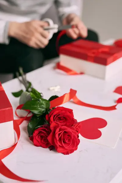 Männliche Hände Wickeln Handgemachtes Geschenk Papier Mit Roter Schleife — Stockfoto