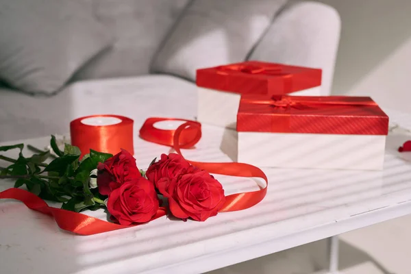 Grußkarte Zum Valentinstag Oder Muttertag Geschenkbox Und Rote Rose Auf — Stockfoto