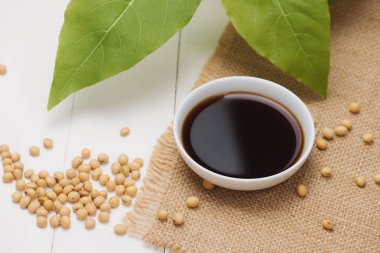 Soya sosu ve soya fasulyesi ahşap tablo