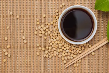 Soya sosu ve soya fasulyesi ile chopsticks ahşap tablo