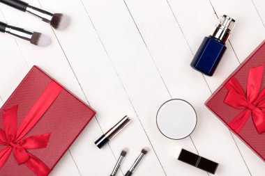 Mevcut bir kutu ile kozmetik. Üstten Görünüm.