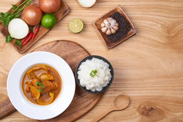 木製の背景にスパイス チキン カレー — ストック写真