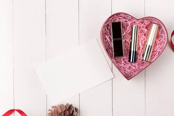 Cosméticos Maquiagem Caixa Forma Coração Mesa Madeira Deitado Vista Superior — Fotografia de Stock