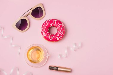 Narin pembe parti arka plan aksesuarları ve çörek kutlamak için.