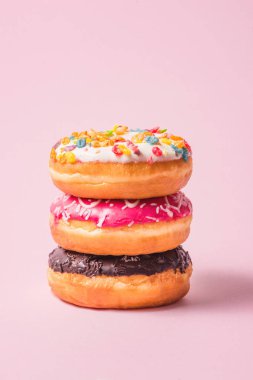Lezzetli donuts pastel pembe arka plan doğum için.