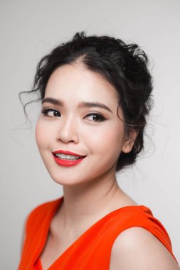 Şehvetli kırmızı dudaklar ve güzel bir yüzü ile güzel kız portresi