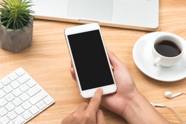 Telefon kullanarak ele yakın çekim. Smartphone şablon ofis masasında sahte.