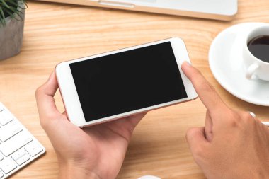 Telefon kullanarak ele yakın çekim. Smartphone şablon ofis masasında sahte.