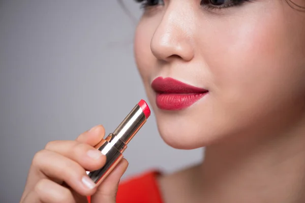 Primer Plano Retrato Hermosa Chica Poniendo Lápiz Labial Rojo — Foto de Stock