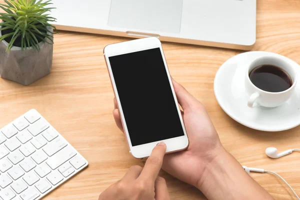 Primer Plano Mano Usando Teléfono Smartphone Maqueta Plantilla Escritorio Oficina —  Fotos de Stock