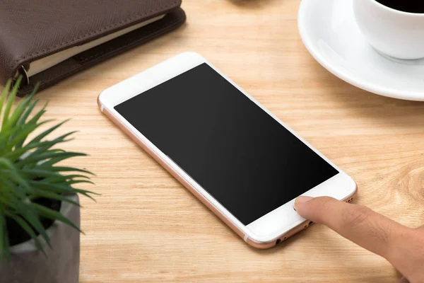 Telefon kullanarak ele yakın çekim. Smartphone şablon ofis masasında sahte.