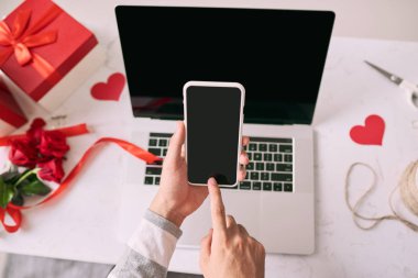 Adam akıllı telefon ile boş ekran kullanarak Internet üzerinden alışveriş.