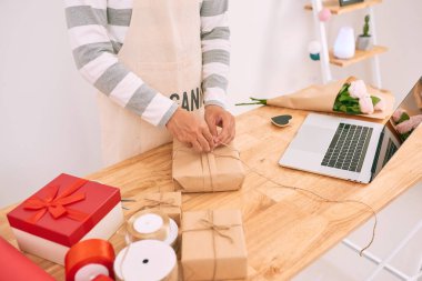 Asya adam hediye dükkanında çalışırken satınalma ambalaj.