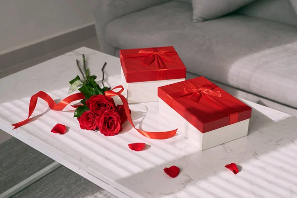 Muttertagsgeschenke Und Rote Rose Auf Dem Tisch — Stockfoto