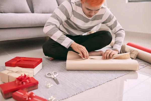 Joven Feliz Hombre Embalaje Regalo San Valentín Mientras Está Sentado — Foto de Stock