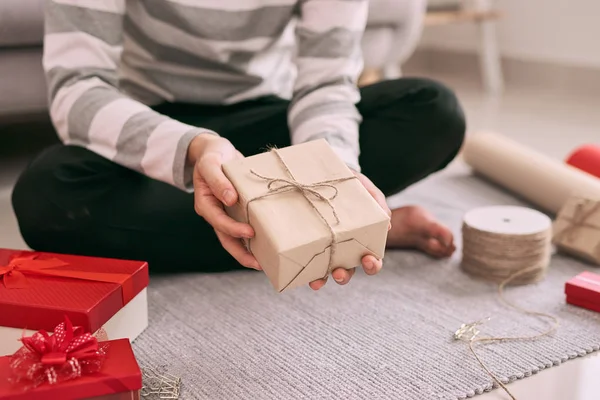 Gelukkig Jongeman Valentijn Cadeau Verpakking Zittend Vloer — Stockfoto