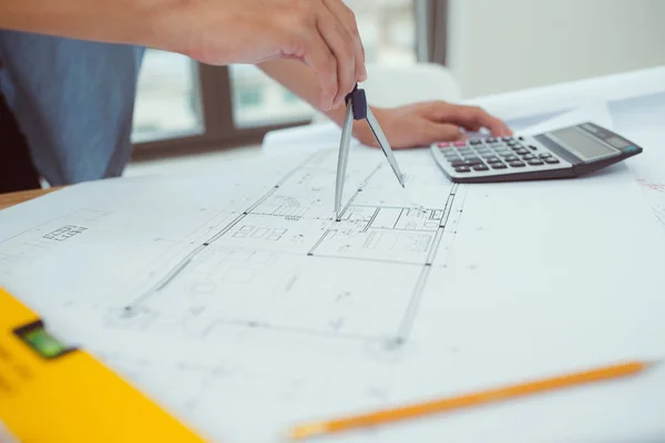 Man Aan Het Werk Met Laptop Blauwdrukken Architect Ingenieur Inspectie — Stockfoto