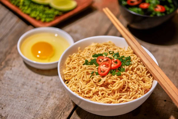 Instant Noodle Skål Kokta Kryddig Smak Topping Med Ägg — Stockfoto