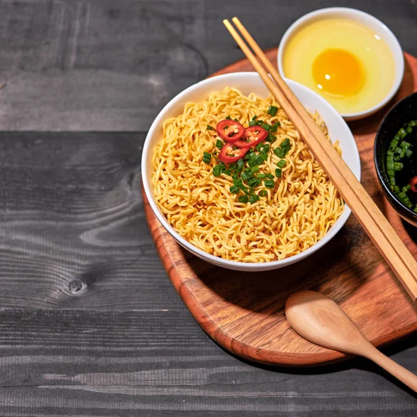 Instant Noodle Skål Kokta Kryddig Smak Topping Med Ägg — Stockfoto