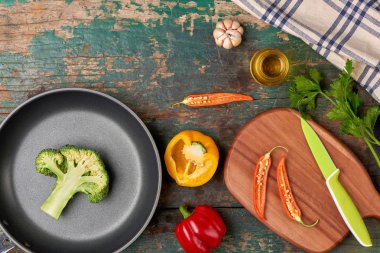 Taze organik sebze ve ahşap zemin üzerinde tava