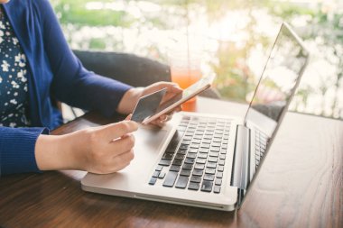 Mobil ödeme. Online alışveriş için Smartphone ve kredi kartı kullanarak eller