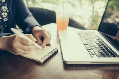 Genç kadının çalışma vasıl ev, küçük ofis Resim kırpılmış