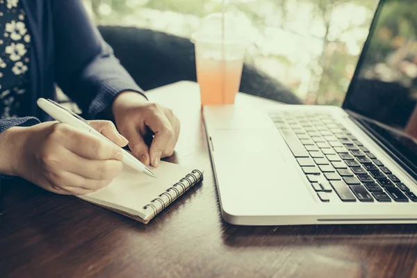 Genç kadının çalışma vasıl ev, küçük ofis Resim kırpılmış