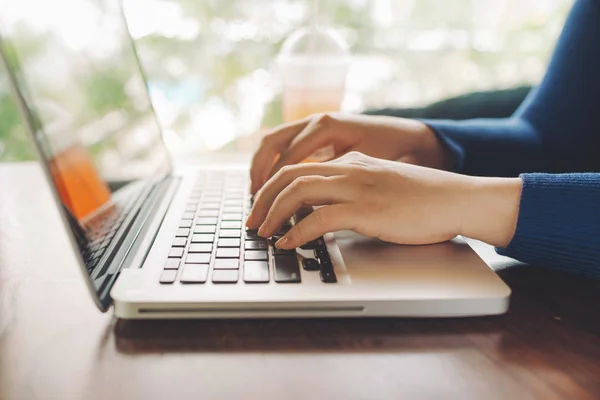 Image Recadrée Une Jeune Femme Travaillant Maison Petit Bureau — Photo