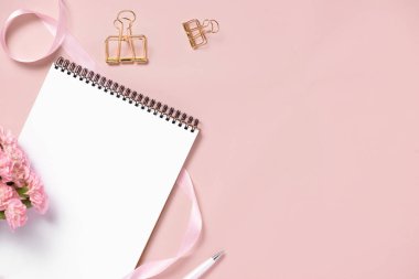 Ana sayfa görünümü Not kitap anf çiçekler üstünde okul sırası. Düğün planlayıcısı kavramı için