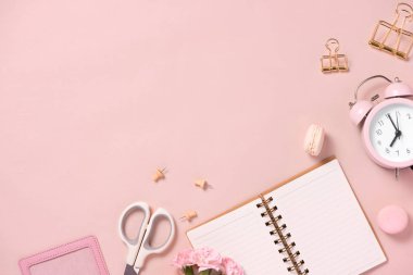 Yapılacaklar listesi çiçeklerle düğün. Mockup planlayıcısı düz yatıyordu.