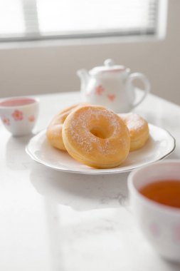 Klasik çörek. Sabah kahvaltı ile oturma odası evde tabloda çay.