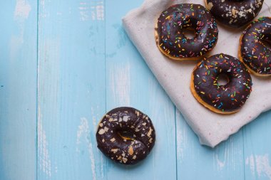 Boş yer ahşap zemin üzerine çikolata sırlı çörek