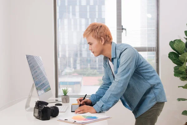 Fotógrafo Trabajando Escritorio Oficina Moderna — Foto de Stock