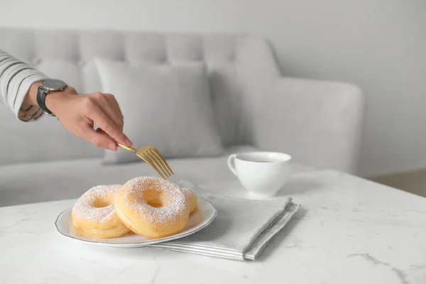 Klassischer Donut Frühstück Morgen Auf Dem Tisch Heimischen Wohnzimmer — Stockfoto