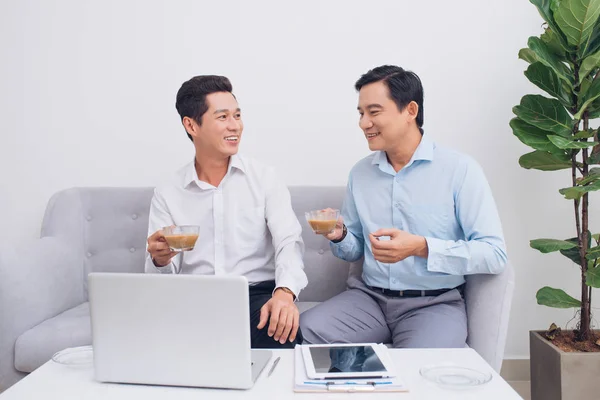 Dos jóvenes empresarios seguros de usar un ordenador portátil discutir informar — Foto de Stock