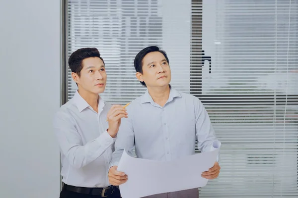 Architects engineer discussing at the table with blueprint of ar — Stock Photo, Image