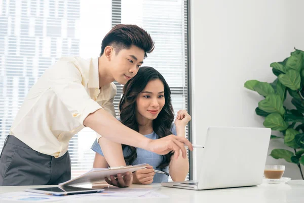 Mensen Uit Het Bedrijfsleven Werken Met Computer Sommige Papierwerk Doen — Stockfoto