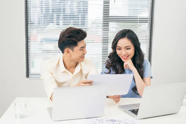 Jonge Business Team Samen Werken Een Laptop Man Vrouw — Stockfoto
