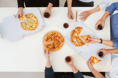 İnsanlar hızlı yiyecek ve içeceklerin tadını çıkarın