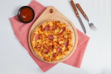 Lezzetli lezzetli Pizza jambon, domates, salam, zeytin, peynir ile Üstten Görünüm.