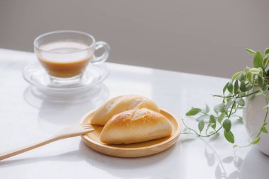 Sabah Kahvaltı ekmek ve kahve ile.